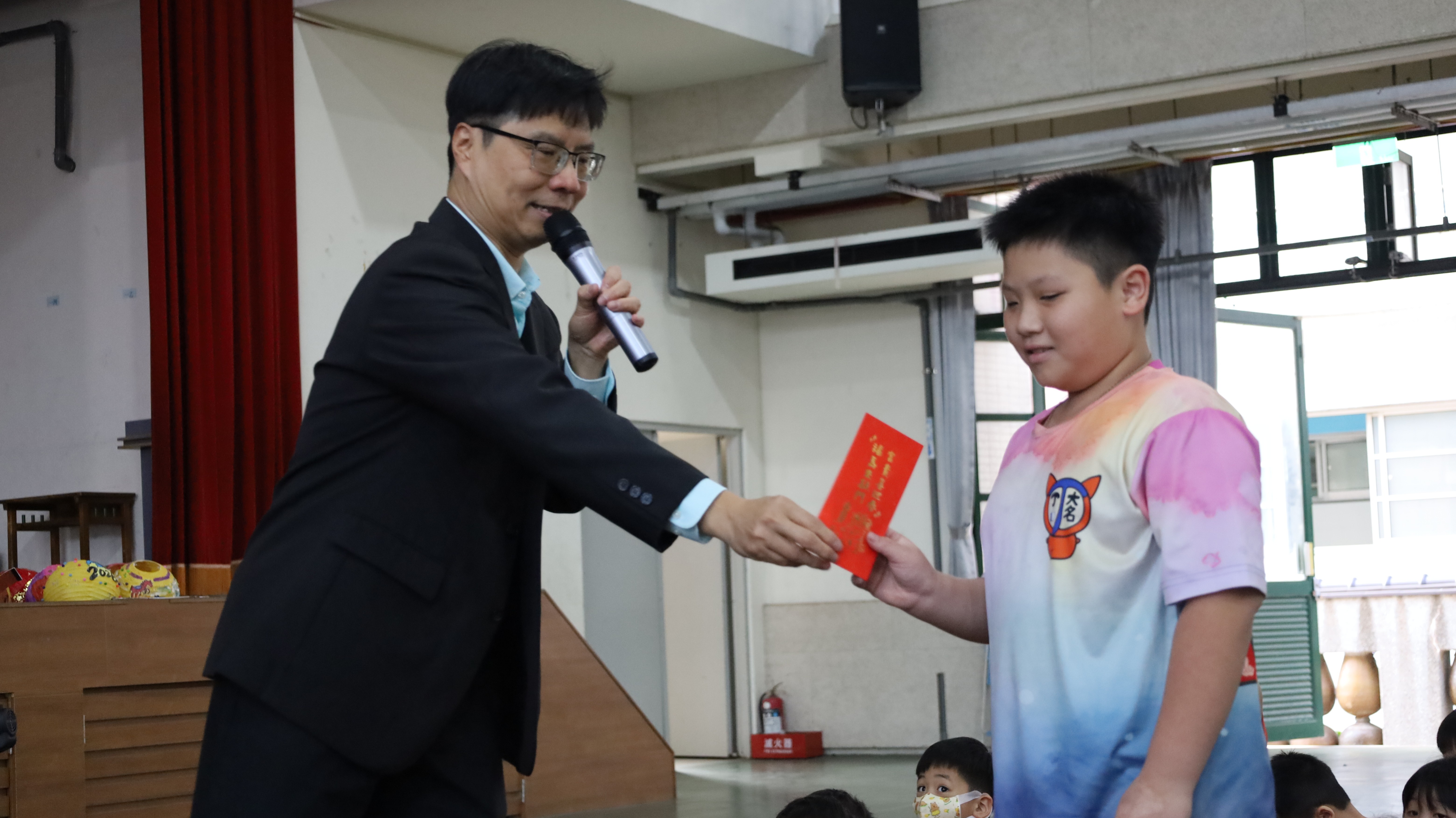 始業式校長發紅包
